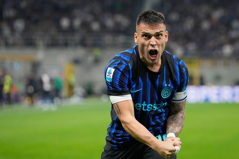 El argentino Lautaro Martínez, del Inter de Milán, celebra tras anotar el gol de la ventaja de su equipo durante el juego de fútbol de la Serie A entre el Inter de Milán y la Roma en Milán, Italia, el domingo 5 de abril de 2026. (Foto AP/Luca Bruno)