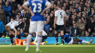 americateve | El arquero de Tottenham Hugo Lloris se revuelca en el piso tras recibir un rodillazo del delantero de Everton Romelu Lukaku en la cabeza el 3 de enero del 2013. La FIFA critic&oacute; a Tottenham por haber permitido que Lloris siguiese jugando pase a habe