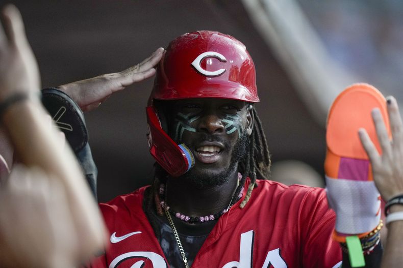 El dominicano Elly de la Cruz, de los Rojos de Cincinnati, festeja tras anotar ante los Astros de Houston el miércoles 4 de septiembre de 2024 (AP Foto/Carolyn Kaster)