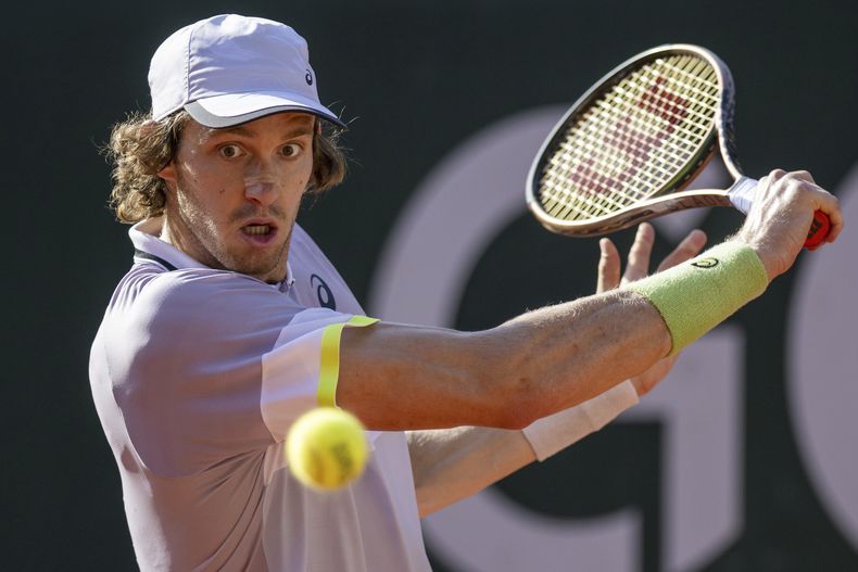 El chileno Nicolás Jarry regresa una pelota al alemán Alexander Zverev en la semifinal del Abierto de Ginebra el viernes 26 de mayo del 2023. (Martial Trezzini/Keystone via AP)