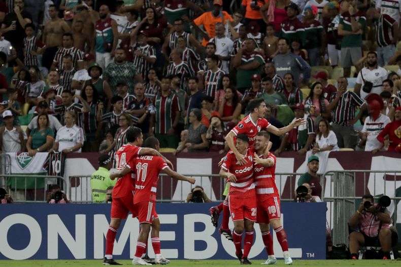 En foto del martes 2 de mayo del 2023, Lucas Beltrán del River Plate celebra con sus compañeros tras anotar ante el Fluminense de Brasil en el grupo D de la Copa Libertadores. (AP Foto/Bruna Prado)