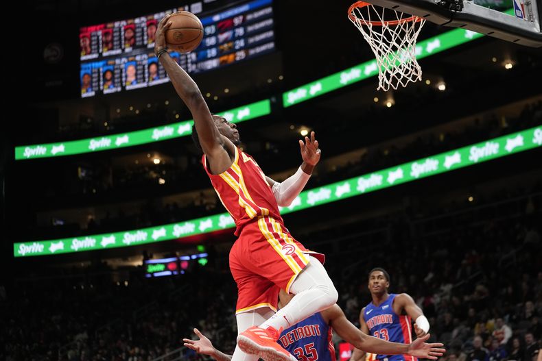 Onyeka Okongwu, de los Hawks de Atlanta, encesta en el encuentro del lunes 18 de diciembre de 2023, ante los Pistons de Detroit (AP Foto/John Bazemore)y