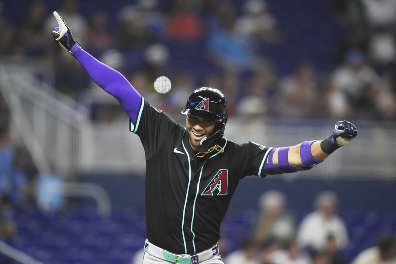 El cubano Lourdes Gurriel Jr., de los Diamondbacks de Arizona, festeja su jonrón de dos carreras ante los Marlins de Miami, el miércoles 16 de abril de 2025 (AP Foto/Lynne Sladky)