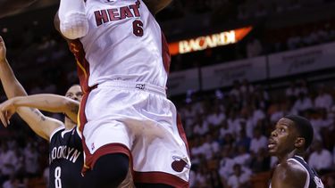 americateve | LeBron James (6) del Heat de Miami al recibir una falta de Kevin Garnett de los Nets de Brooklyn en los playoffs de la NBA el mi&eacute;rcoles 14 de mayo de 2014. (AP Foto)