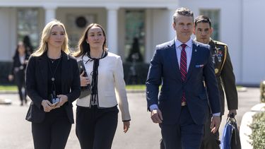 El secretario de Defensa estadounidense Pete Hegseth (segundo desde la derecha) en la Casa Blanca en Washington el 21 de marzo del 2025. (AP foto/Mark Schiefelbein)