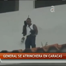 General retirado Angel Vivas desafía al régimen venezolano atrincherándose con un fusil AR-15 en su casa.