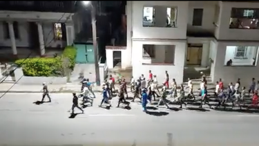 a gritos de yo soy fidel: cadetes armados con palos desfilan por calles de la habana