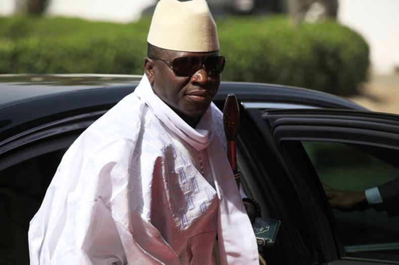 El presidente de Gambia, Yahya Jammeh, llega a un foro de seguridad, el 27 de febrero de 2014, en Abuya, Nigeria. (AP Foto/Sunday Alamba, Archivo)