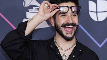 ARCHIVO - Camilo posa en la sala de prensa tras ganar los Latin Grammy al mejor álbum vocal pop, mejor canción de pop, fusión/interpretación urbana y mejor canción tropical el jueves 18 de noviembre de 2021 en el MGM Grand Garden Arena en Las Vegas. Camiloe está nominado a siete Latin Grammy, según se anunció el 19 de septiembre de 2023. (Foto por Eric Jamison/Invision/AP)
