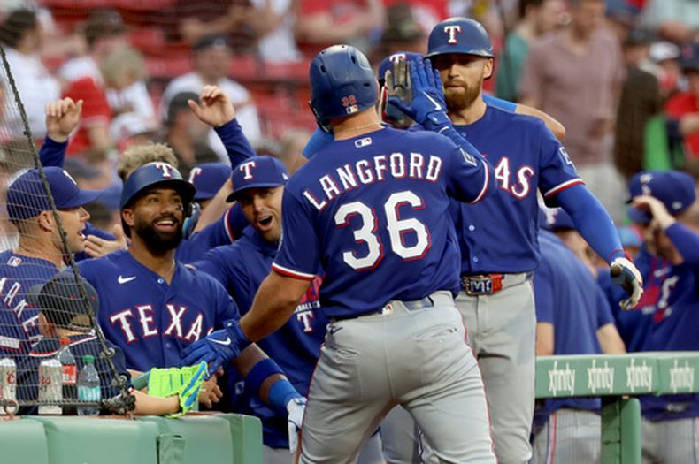 El bateador designado de los Rangers de Texas, Wyatt Langford (36), celebra tras conectar un jonrón durante la primera entrada de un partido de béisbol contra los Medias Rojas de Boston, el domingo 14 de junio de 2026, en Boston. (Foto AP/Mark Stockwell)
