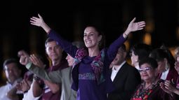 La presidenta electa Claudia Sheinbaum se dirige a sus seguidores en la plaza del Zócalo, la principal de Ciudad de México, tras el anuncio del conteo rápido oficial en las elecciones generales, en la madrugada del lunes 3 de junio de 2024. Sheinbaum ofreció durante la campaña replicar medidas contra la violencia machista que implementó en la alcaldía de la capital, como la creación de la fiscalía antifeminicidios y la ley “El agresor sale de casa”. (AP Foto/Marco Ugarte)