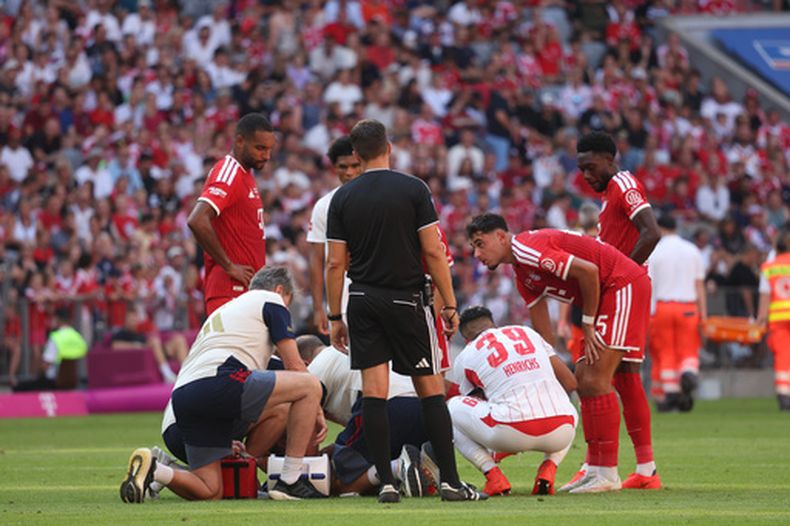 Jamal Musiala, del Munich, recibe tratamiento médico durante un juego de soccer de pre-temporada entre el FC Bayern Munich y RB Leipzig en Munich, Alemania, el sábado 15 de agosto de 2026. (Karl-Josef Hildenbrand/dpa via AP)