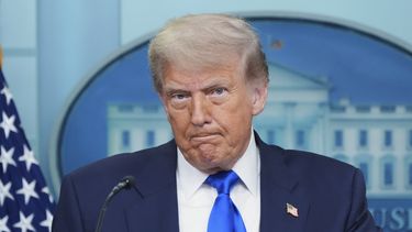 El presidente estadounidense Donald Trump escucha durante una sesión informativa con la prensa el viernes 27 de junio de 2025, en la Casa Blanca, en Washington. (AP Foto/Jacquelyn Martin)