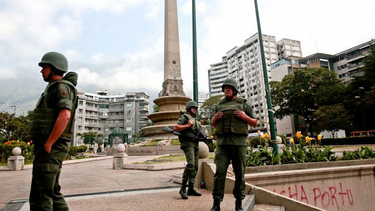 americateve | El presidente bolivariano desplegó tropas con armas largas en Chacao y anunció la "liberación" de la zona. "Es para amedrentar, para que la gente no salga a protestar", aseguran los antichavistas