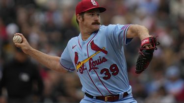 El abridor de los Cardenales de San Luis Miles Mikolas en el primer inning del partido ante los Medias Blancas de Chicago, el sábado 8 de julio de 2023, en Chicago. (AP Foto/Erin Hooley)