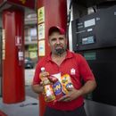 Esquivando inflación, venezolanos pagan gasolina con tabaco