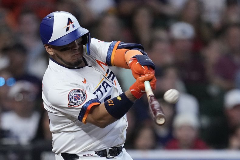Isaac Paredes, de los Astros de Houston, batea un cuadrangular de tres carreras durante la segunda entrada del juego de béisbol de Grandes Ligas frente a los Angelinos de Los Ángeles, el domingo 13 de abril de 2025, en Houston. (AP Foto/Kevin M. Cox)