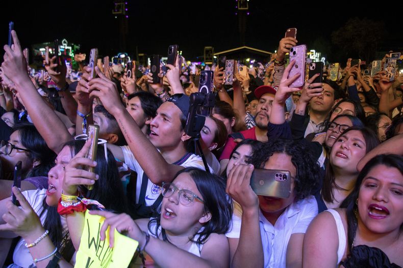 Fans celebran a la banda británica Metronomy durante su concierto en el festival Corona Capital en la Ciudad de México, el sábado 18 de noviembre de 2023. (Foto AP/Alejandro Godinez)