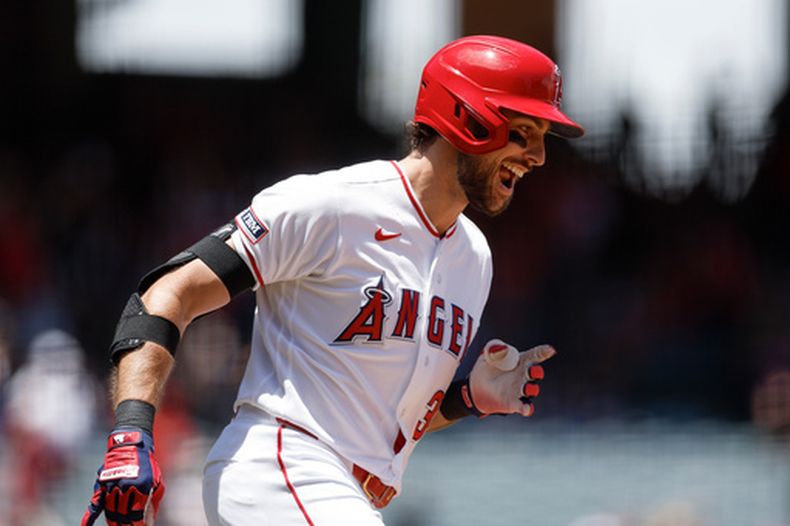 Josh Lowe, de los Angelinos de Los Ángeles, recorre las bases después de batear un grand slam en la segunda entrada del juego de béisbol de Grandes Ligas contra los Atléticos, el domingo 28 de junio de 2026, en Anaheim, California. (AP Foto/Caroline Brehman)