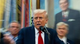En la imagen, lograda con una baja velocidad de obturador, el presidente estadounidense Donald Trump habla en la Oficina Oval de la Casa Blanca, el martes 30 de septiembre de 2025, en Washington. (AP Foto/Alex Brandon)