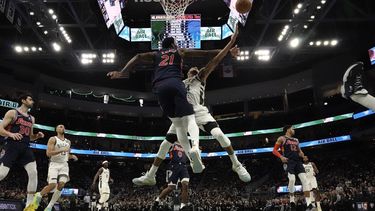 76ers ganan 123-120 a Bucks; Embid anota 42 unidades