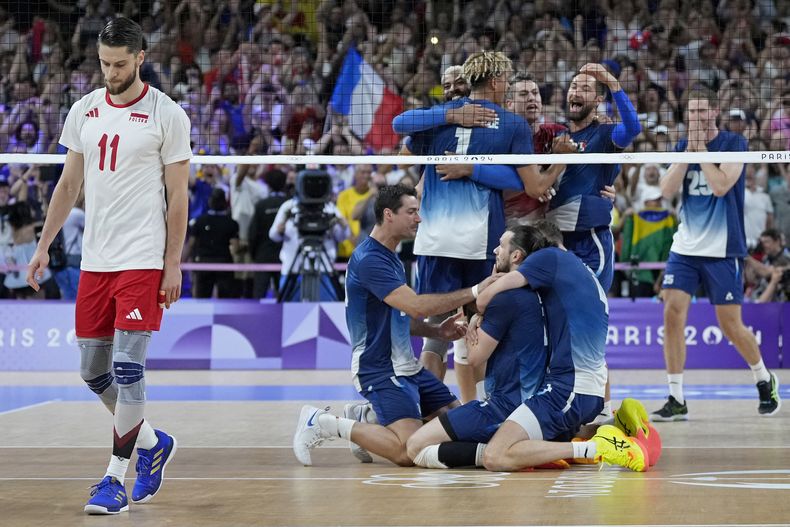 El polaco Aleksander Sliwka (11) sale de la pista tras la derrota ante Francia en la final del voleibol masculino de los Juegos Olímpicos de París, el sábado 10 de agosto de 2024. (AP Foto/Alessandra Tarantino)