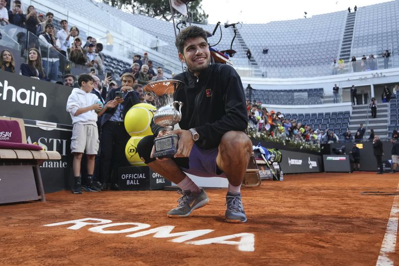 Carlos Alcaraz posa con el trofeo de campeón del Abierto de Italia, el domingo 18 de mayo de 2025, en Roma. (AP Foto/Alessandra Tarantino)
