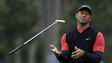 ARCHIVO - Tiger Woods suelta su palo en el décimo green durante la ronda final del torneo Players Championship, el 17 de marzo de 2019, en Ponte Vedra Beach, Florida. (AP Foto/Lynne Sladky)