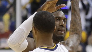americateve | Paul George recibe la felicitaci&oacute;n de Roy Hibbert, su compa&ntilde;ero en los Pacers de Indiana, durante el partido del martes 31 de diciembre de 2013, frente a los Cavaliers de Cleveland (AP Foto/Darron Cummings)