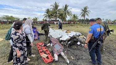 Socorristas inspeccionan el lugar donde un avión contratado por el ejército de EEUU se estrelló en un campo de arroz en la provincia de Maguindanao del Sur, Filipinas, matando a las cuatro personas a bordo, el 6 de febrero de 2025. (Sam Mala/UGC vía AP)