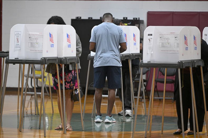 Varias personas emiten su voto en el Centro Comunitario de Upper Marlboro el martes 23 de junio de 2026, en esa localidad de Maryland. (AP Foto/Gail Burton)