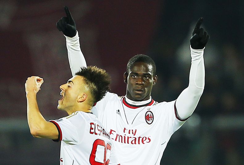 El jugador del Milan, Mario Balotelli, derecha, festeja con su compa&ntilde;ero Stephan El Shaarawy tras anotar un gol contra el Livorno en la Serie A el s&aacute;bado, 7 de diciembre de 2013, en Leghorn, Italia. (AP Photo/Francesco Speranza)