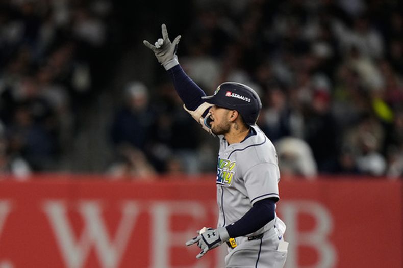 Víctor Mesa Jr. de los Rays de Tampa Bay celebra su jonrón contra los Yankees de Nueva York en el sexto inning del tercer juego de la serie divisional de la Liga Americana, el miércoles 7 de octubre de 2026, en Nueva York. (AP Foto/Seth Wenig)