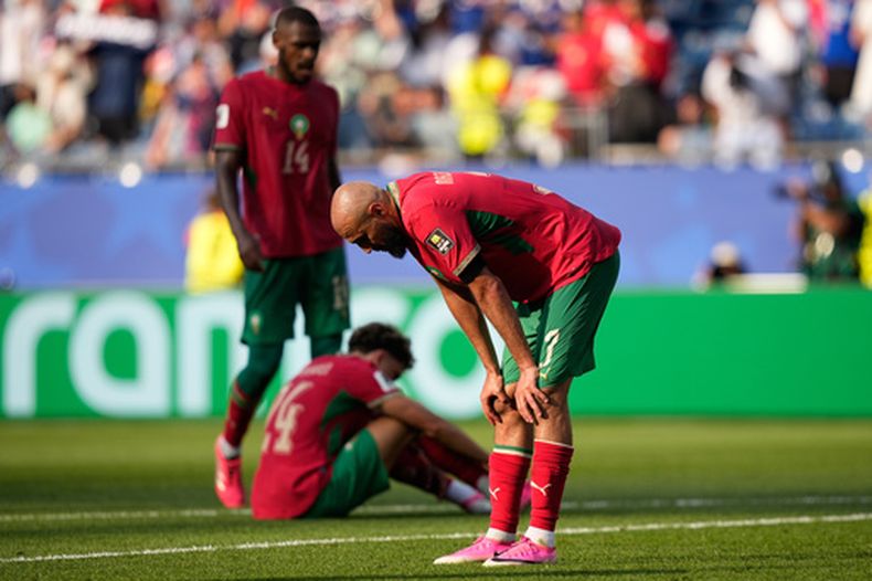 Noussair Mazraoui, de Marruecos, lamenta la derrota ante Francia en los cuartos de final de la Copa del Mundo, el jueves 19 de julio de 2026, en Foxborough, Massachusetts (AP Foto/Matt Slocum)