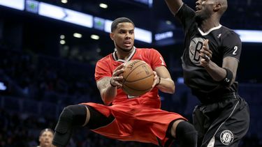 americateve | El jugador de los Bulls, D.J. Augustin, izquierda, pasa el bal&oacute;n ante la defensa del jugador de los Nets, Kevin Garnett, el mi&eacute;rcoles, 25 de diciembre de 2013, en Nueva York. (AP Photo/Seth Wenig)
