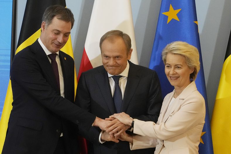 La presidenta de la Comisión Europea, Ursula von der Leyen, el primer ministro de Bélgica, Alexander De Croo, a la izquierda, y el primer ministro de Polonia, Donald Tusk, se dan la mano mientras se reúnen en la Cancillería del primer ministro en Varsovia, Polonia, el viernes 23 de febrero de 2024. (Foto AP/Czarek Sokolowski)