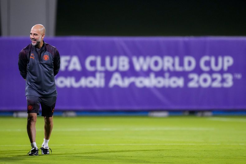 Pep Guardiola, técnico del Manchester City, sonríe durante una sesión ligera de entrenamiento de su equipo en el estadio Rey Abdullah Sports City, en Yeda, Arabia Saudí, el lunes 18 de diciembre de 2023. Urawa Reds jugará contra Manchester City en semifinales de la última edición con el formato actual el martes 19 de diciembre, antes de la renovación del torneo, que se jugará con 32 equipos. (AP Foto/Manu Fernandez)