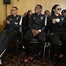 Las jugadores de la selección de Sudáfrica durante una rueda de prensa en Johannesburgo, Sudáfrica, el miércoles 5 de julio de 2023. El equipo resolvió un conflicto por el pago de premios y finalmente viajó a Australia y Nueva Zelanda para disputar el Mundial femenino. (AP Foto/Themba Hadebe)