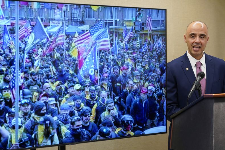 El fiscal federal para el Distrito de Columbia, Matthew Graves, habla sobre el asalto al Capitolio federal durante una presentación previa al tercer aniversario del hecho, el jueves 4 de enero de 2024, en Washington. (AP Foto/Susan Walsh)