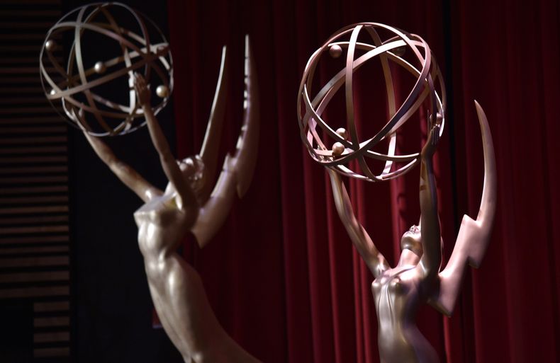 ARCHIVO - Estatuillas de los Emmy aparecen en los anuncios de las 70.as nominaciones a los premios Primetime Emmy en el Saban Media Center de la Academia de Televisión el 12 de julio de 2018, en Los Ángeles. (Foto Chris Pizzello/Invision/AP, archivo)