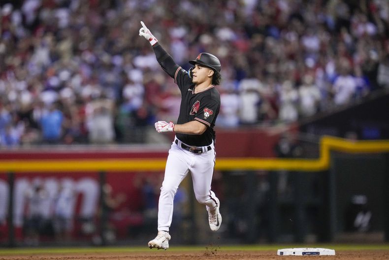 Alek Thomas, de los Diamondbacks de Arizona, recorre las bases tras conectar un jonrón de dos carreras en el cuarto juego de la Serie de Campeonato de la Liga Nacional ante los Filis de Filadelfia, el viernes 20 de octubre de 2023 en Phoenix (AP Foto/Ross D. Franklin)