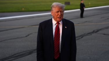 El presidente estadounidense Donald Trump habla con reporteros antes de abordar el Air Force One en el Aeropuerto Internacional Lehigh Valley, el domingo 3 de agosto de 2025, en Allentown, Pensilvania. (AP Foto/Julia Demaree Nikhinson)