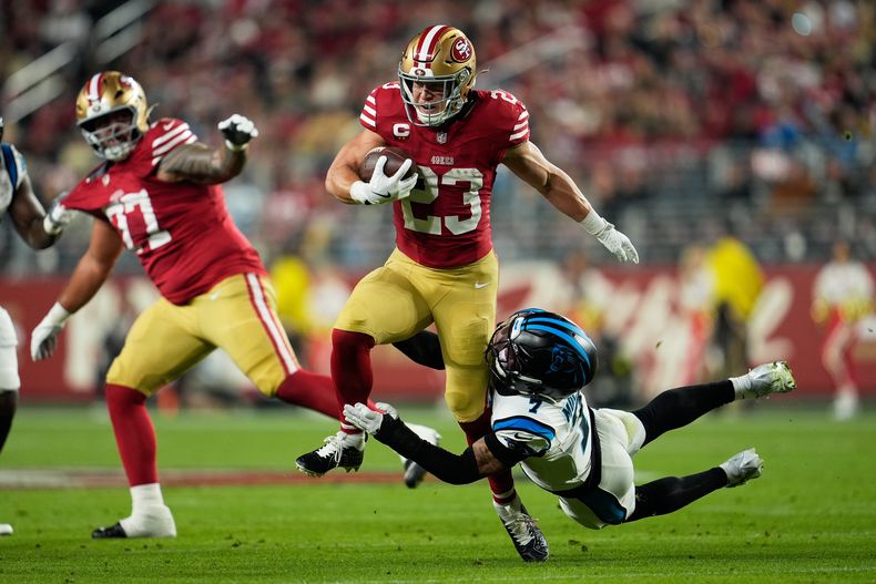 El corredor de los 49ers de San Francisco Christian McCaffrey tacleado por el safety de los Panthers de Carolina TreVon Moehrig en el encuentro del lunes 24 de noviembre del 2025. (AP Foto/Godofredo A. Vásquez)