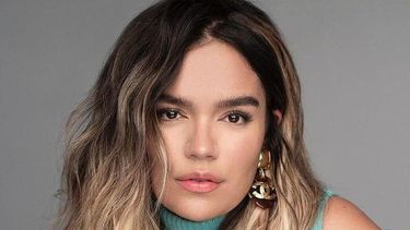 ay dios mio, karol g, la cantante deja caer su bata para sus fans