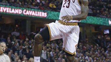 americateve | LeBron James, de los Cavaliers de Cleveland, salta para encestar frente al Magic de Orlando en el encuentro del lunes 24 de noviembre de 2014 (AP Foto/Tony Dejak)