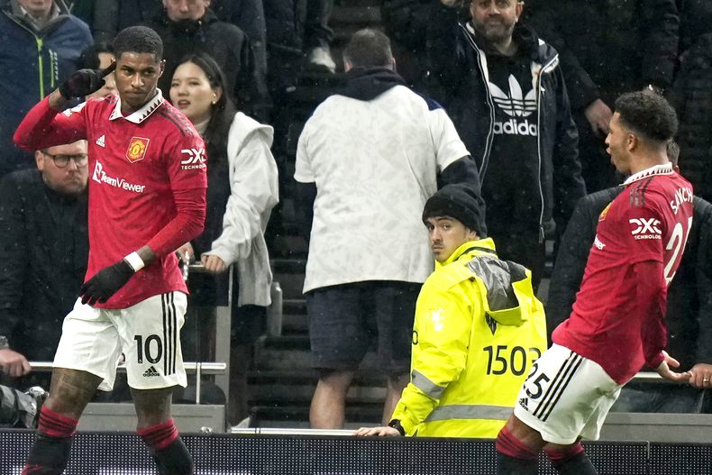 Marcus Rashford (izquierda), del Manchester United, festeja tras anotar ante el Tottenham en un partido de la Liga Premier inglesa, el jueves 27 de abril de 2023 (AP Foto/Alastair Grant)