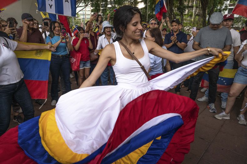Ciudadanos venezolanos se reúnen para denunciar lo que dicen son resultados fraudulentos de las elecciones presidenciales en las que el presidente Nicolás Maduro fue declarado ganador, en la Ciudad de Panamá, el sábado 3 de agosto de 2024. (Foto AP/Walter Hurtado)