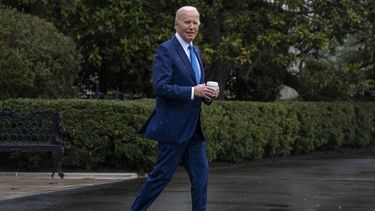 El presidente Joe Biden sale de la Casa Blanca en Washington el miércoles 28 de febrero de 2024 con el fin de abordar el helicóptero presidencial para recorrer un trayecto corto hacia el Centro Médico Nacional Militar Walter Reed, en Bethesda, Maryland, para su examen físico anual. (AP Foto/Andrew Harnik)