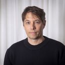 Sean Baker posa para un retrato para promover la película Anora el domingo 29 de septiembre de 2024 en Nueva York. (Foto Andy Kropa/Invision/AP)