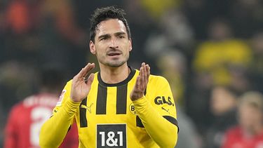 ARCHIVO - Foto del 3 de marzo del 2023, Mats Hummels del Borussia Dortmund reacciona durante el encuentro de la Bundesliga ante el Leipzig. El viernes 14 de junio del 2024, Hummels anuncia que dejará al Dortmund. (AP Foto/Martin Meissner, Archivo)